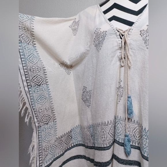 Anthropologie Farm Rio White Geometric Embroidered Aztec Tassel Cotton Poncho - Picture 10 of 16